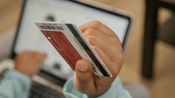 Le crédit pour interdits bancaires en ligne : avantages et inconvénients